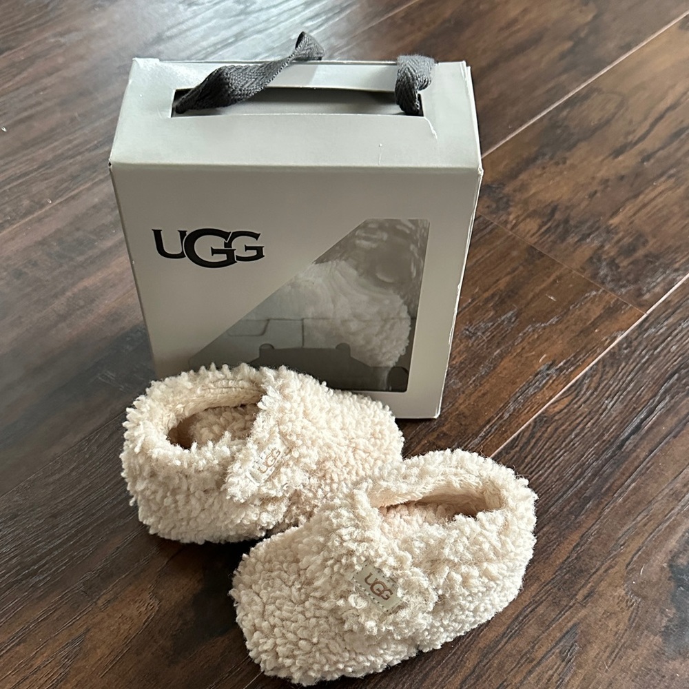 UGG baby Cream Fuzzy Slippers - Picture 3 of 5